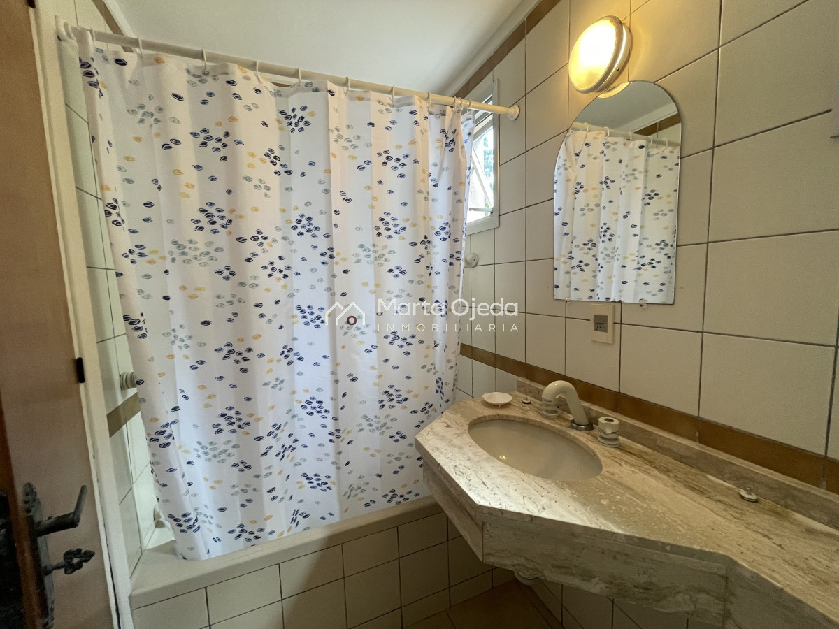 Apartamento ID.41219 - Playa Mansa, lindo entorno, edificio bajo buen lugar para descansar