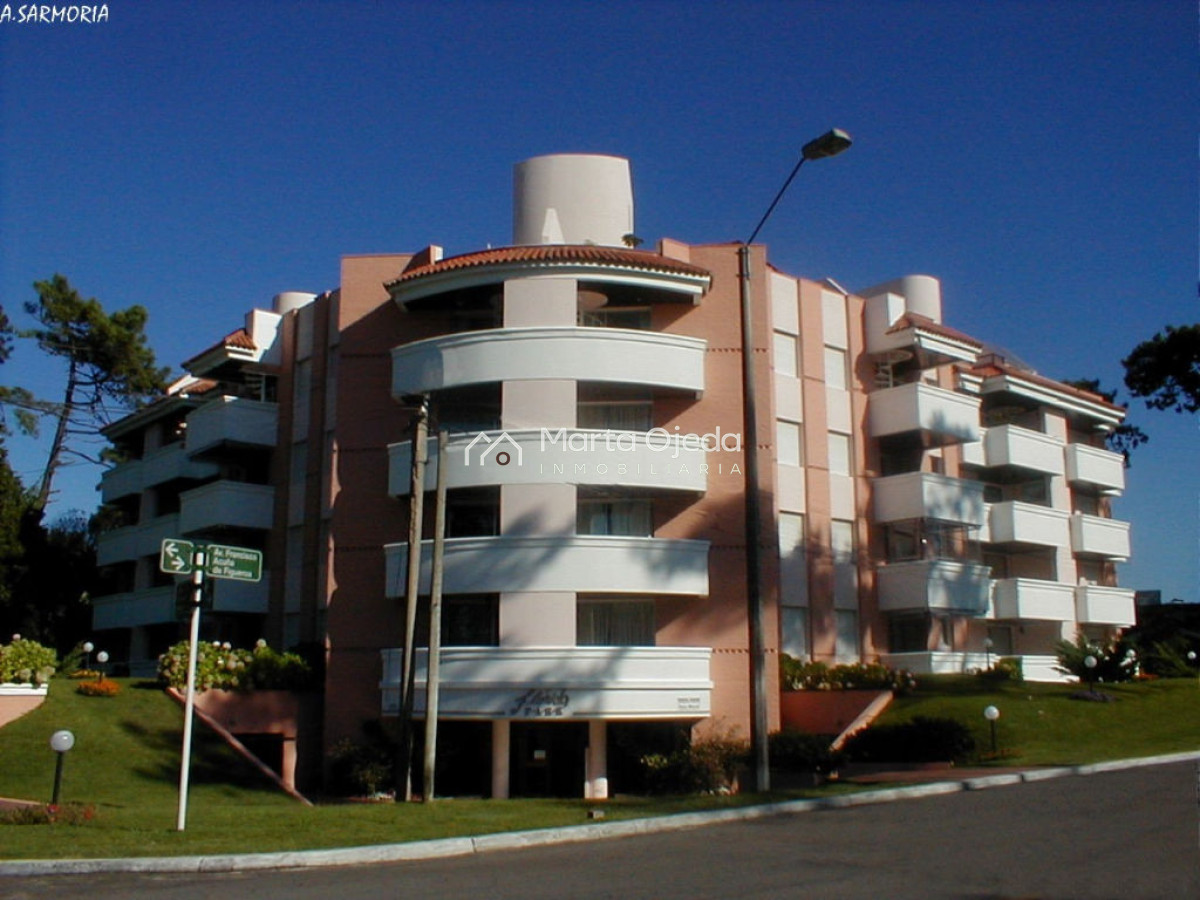 Apartamento ID.41219 - Playa Mansa, lindo entorno, edificio bajo buen lugar para descansar