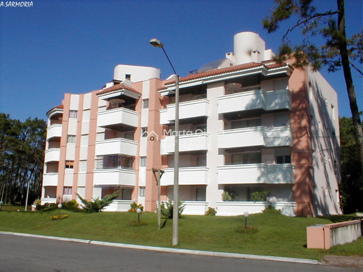 Apartamento ID.41219 - Playa Mansa, lindo entorno, edificio bajo buen lugar para descansar