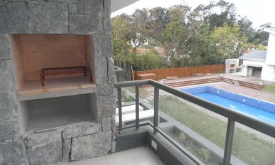 Lindo apto. con vista al bosque y terraza con parrillero