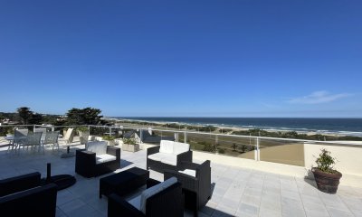 Exclusivo Pent House frente al mar con buena vista y parrillero