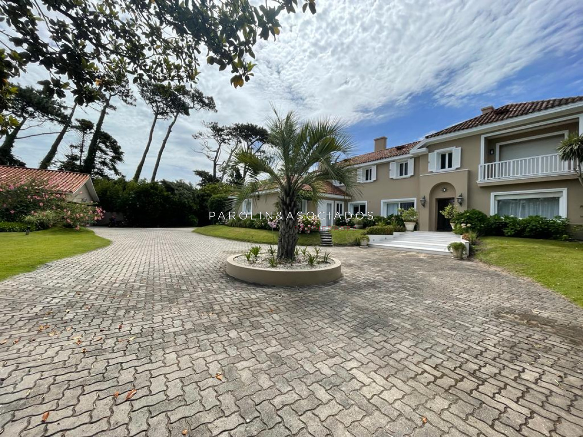 Casa en venta de 5 dormitorios en el Golf de Punta del Este, a pasitos del mar.