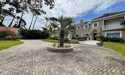 Casa en venta de 5 dormitorios en el Golf de Punta del Este, a pasitos del mar.