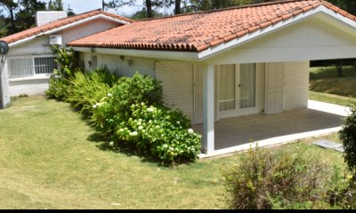 Piscina , cancha de tennis y futbol