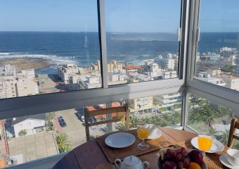 Piso alto con buena vista al Puerto y Playa Brava