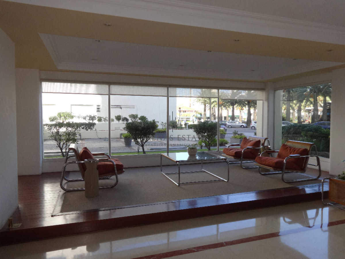 Apartamento ID.4783 - Frente a Plaza de los Artesanos con muy linda vista a Playa Brava