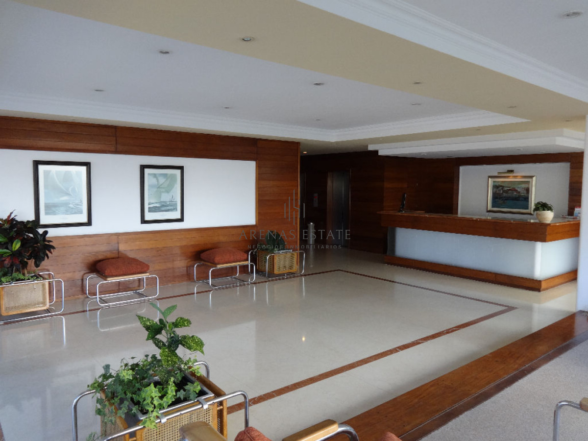 Apartamento ID.4783 - Frente a Plaza de los Artesanos con muy linda vista a Playa Brava