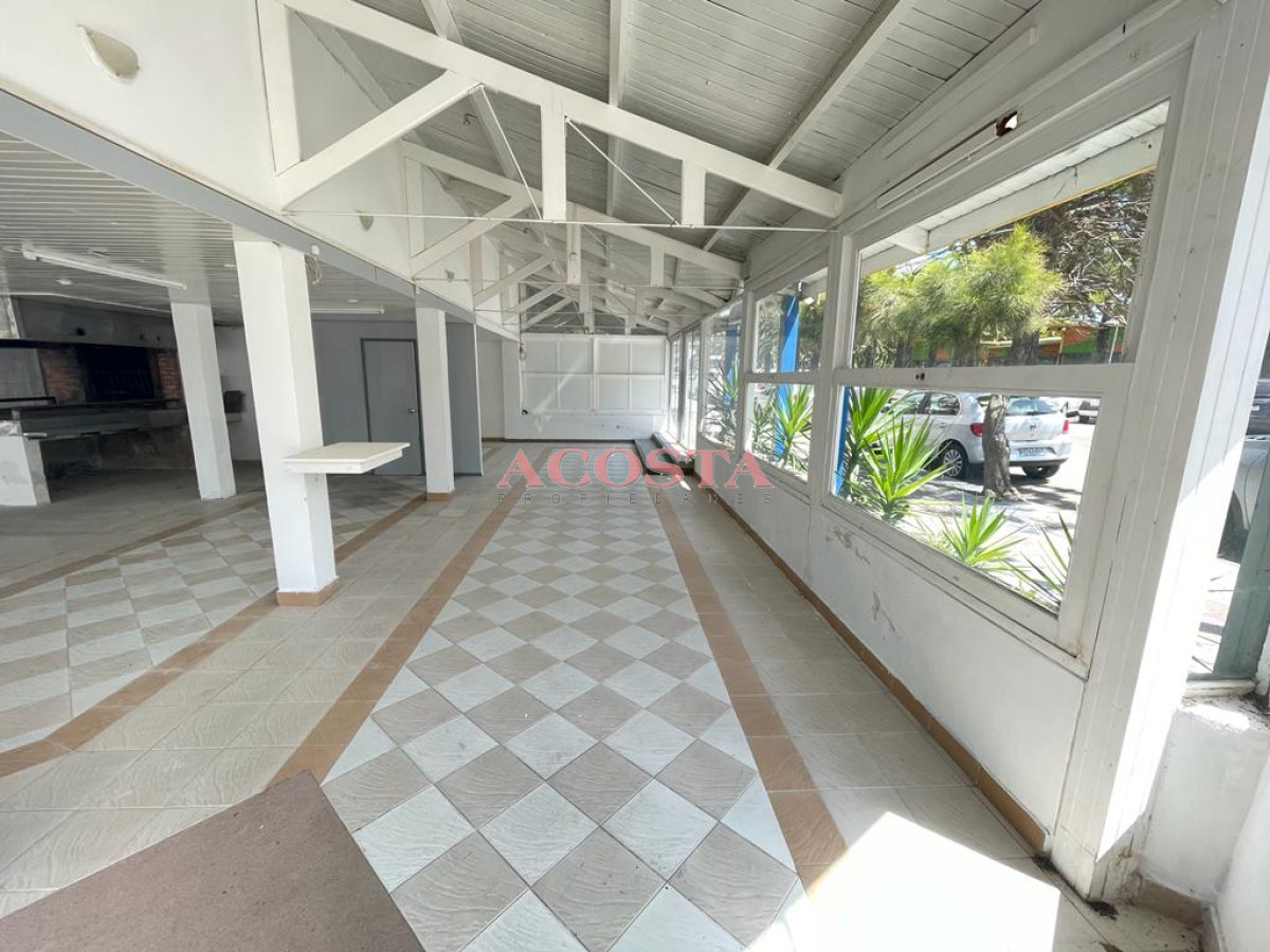 Local Comercial ID.215 - Excelente local en Peninsula esquinero con vista al mar , apto. gastronomia, muebleria, 