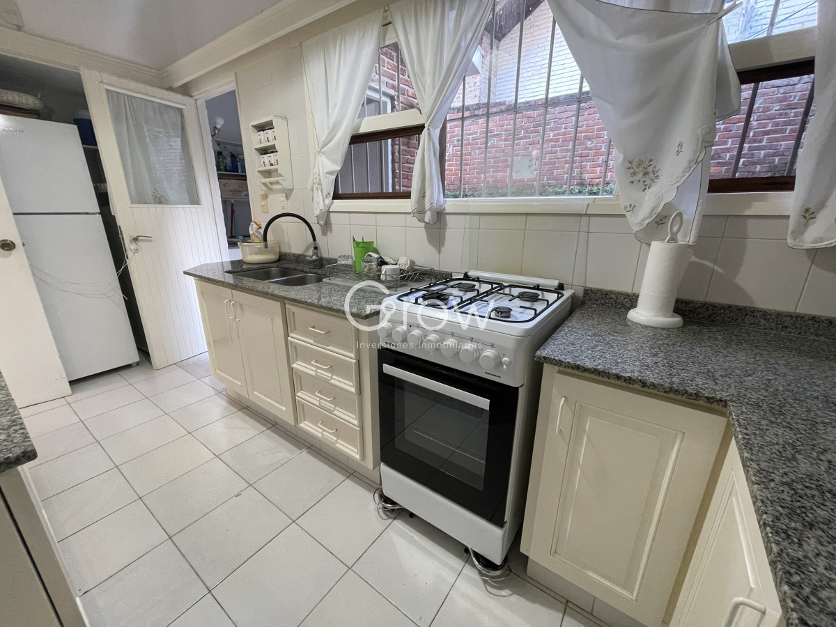 Casa ID.2776 - Lindo entorno , muy lindo jardín , luminosa , muy bien mantenida