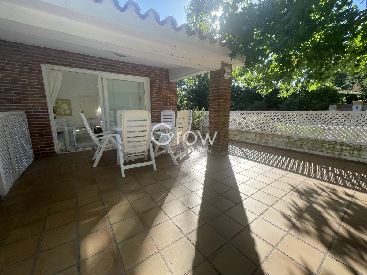 Casa ID.2776 - Lindo entorno , muy lindo jardín , luminosa , muy bien mantenida