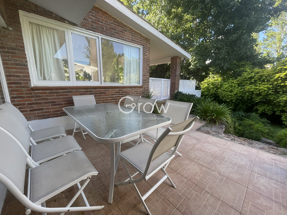 Casa ID.2776 - Lindo entorno , muy lindo jardín , luminosa , muy bien mantenida