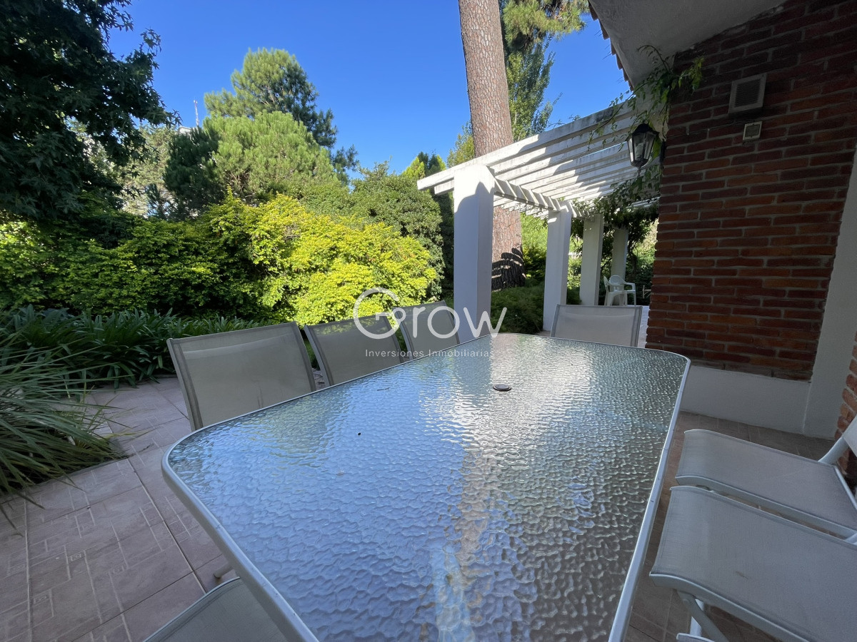 Casa ID.2776 - Lindo entorno , muy lindo jardín , luminosa , muy bien mantenida