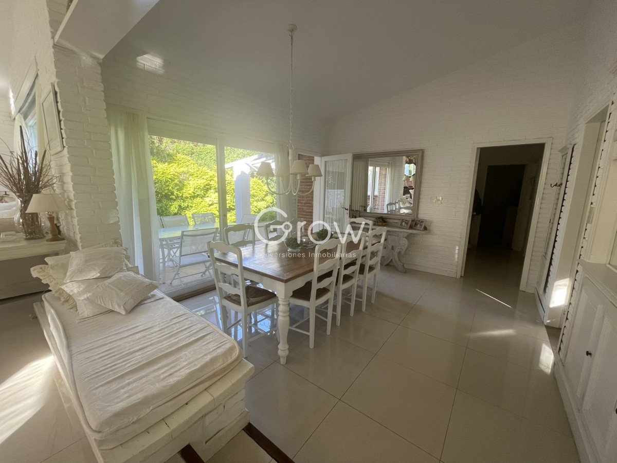 Casa ID.2776 - Lindo entorno , muy lindo jardín , luminosa , muy bien mantenida