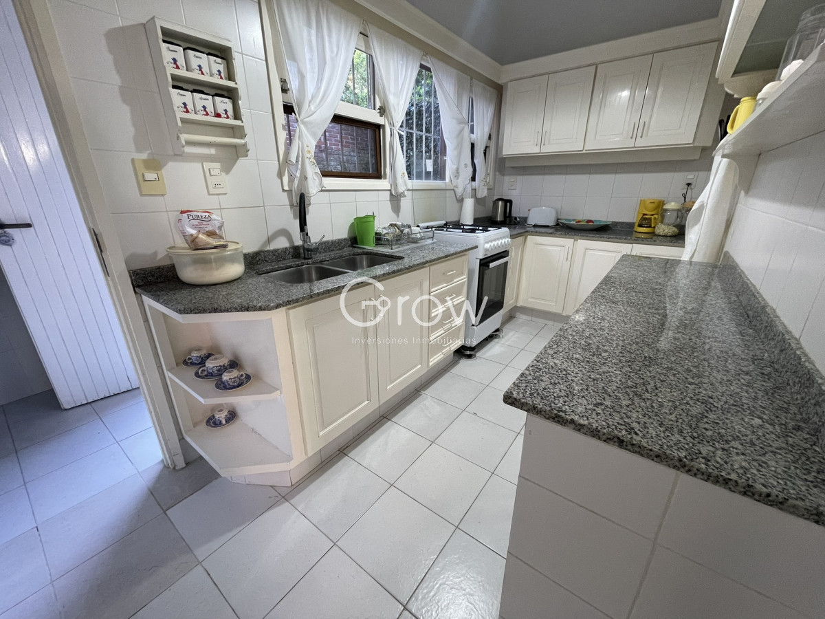 Casa ID.2776 - Lindo entorno , muy lindo jardín , luminosa , muy bien mantenida