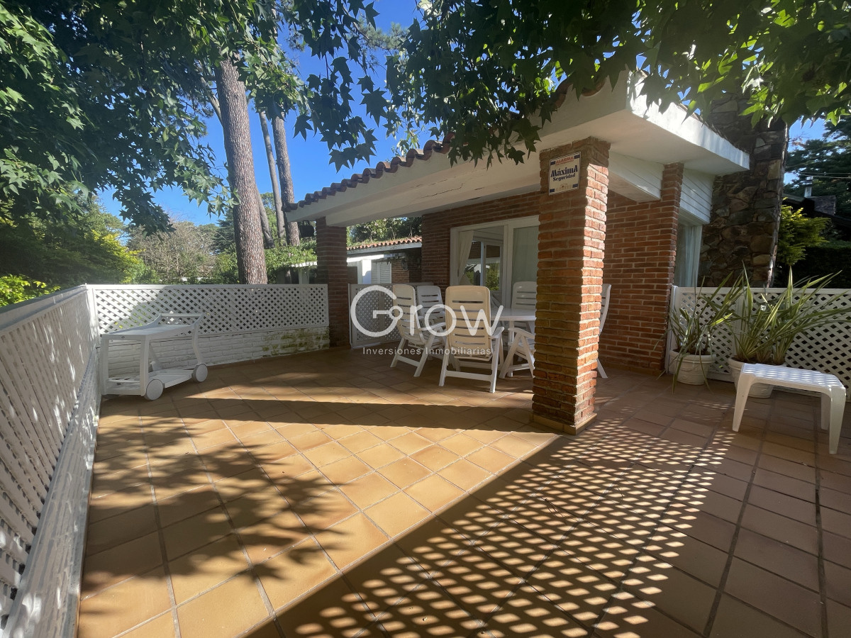 Casa ID.2776 - Lindo entorno , muy lindo jardín , luminosa , muy bien mantenida