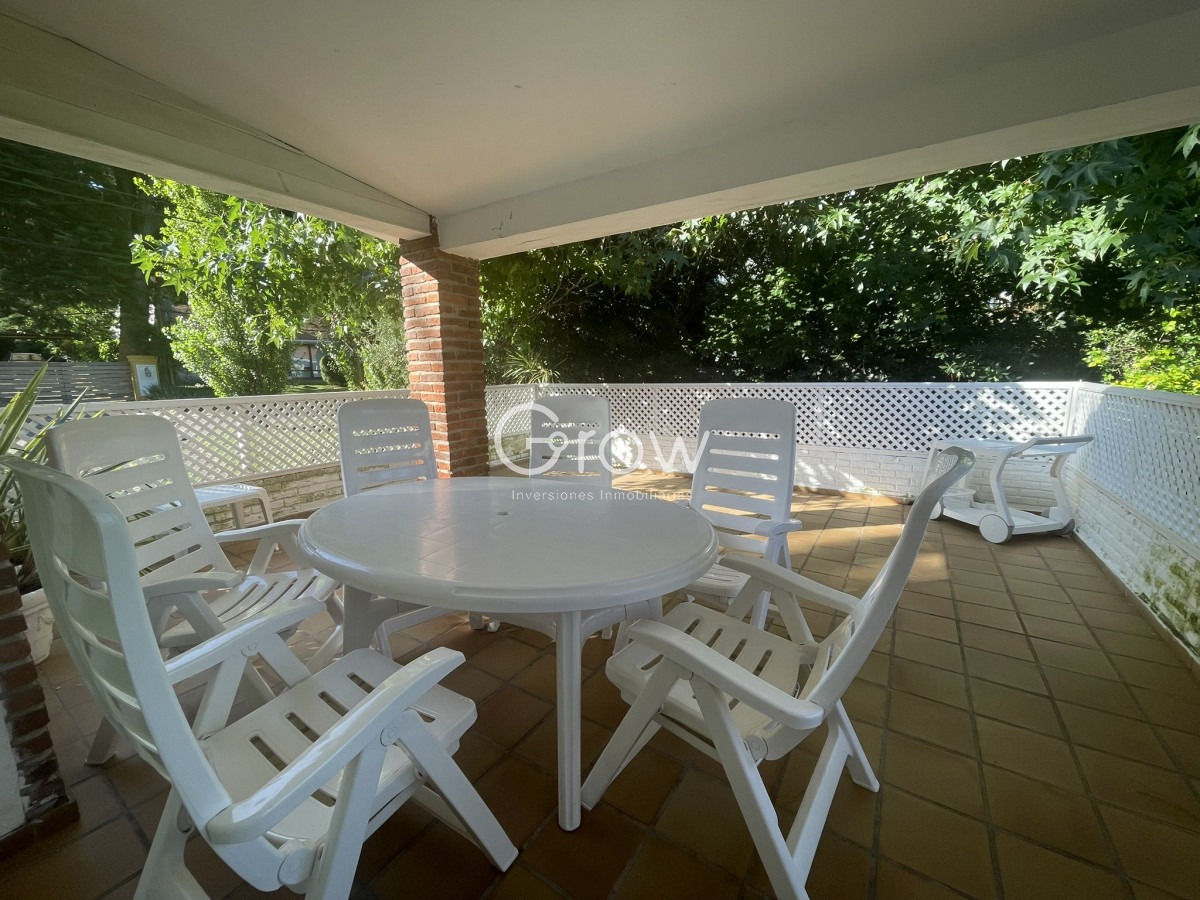 Casa ID.2776 - Lindo entorno , muy lindo jardín , luminosa , muy bien mantenida
