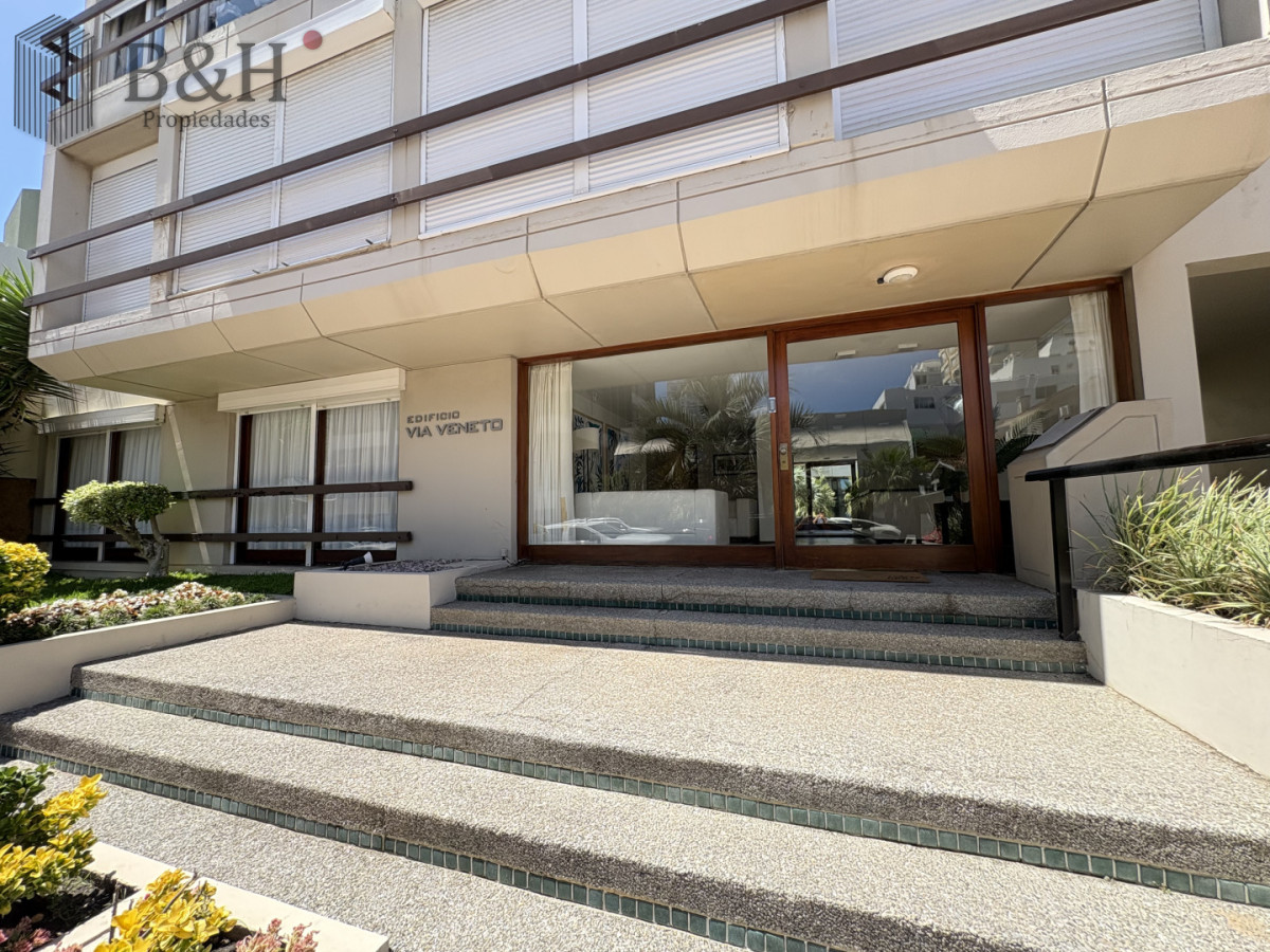 Apartamento ID.6885 - Excelente ubicación, vista al mar, 2 amplias terrazas 