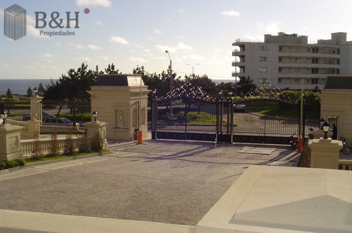 Apartamento ID.926 - Edificio Le Jardin , impecable con buena vista al mar, calefacción 