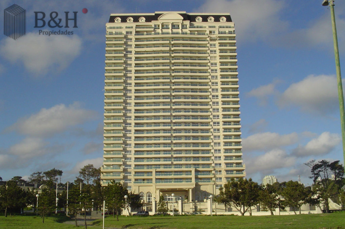 Apartamento ID.926 - Edificio Le Jardin , impecable con buena vista al mar, calefacción 