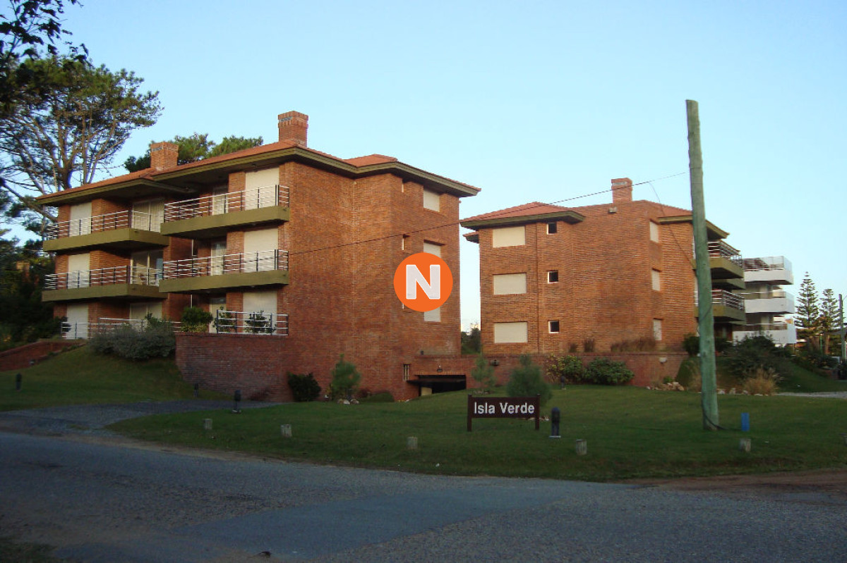 Apartamento Ref.220983 - A 2 cuadras del mar con 2 terrazas, parrillero propio, impecable