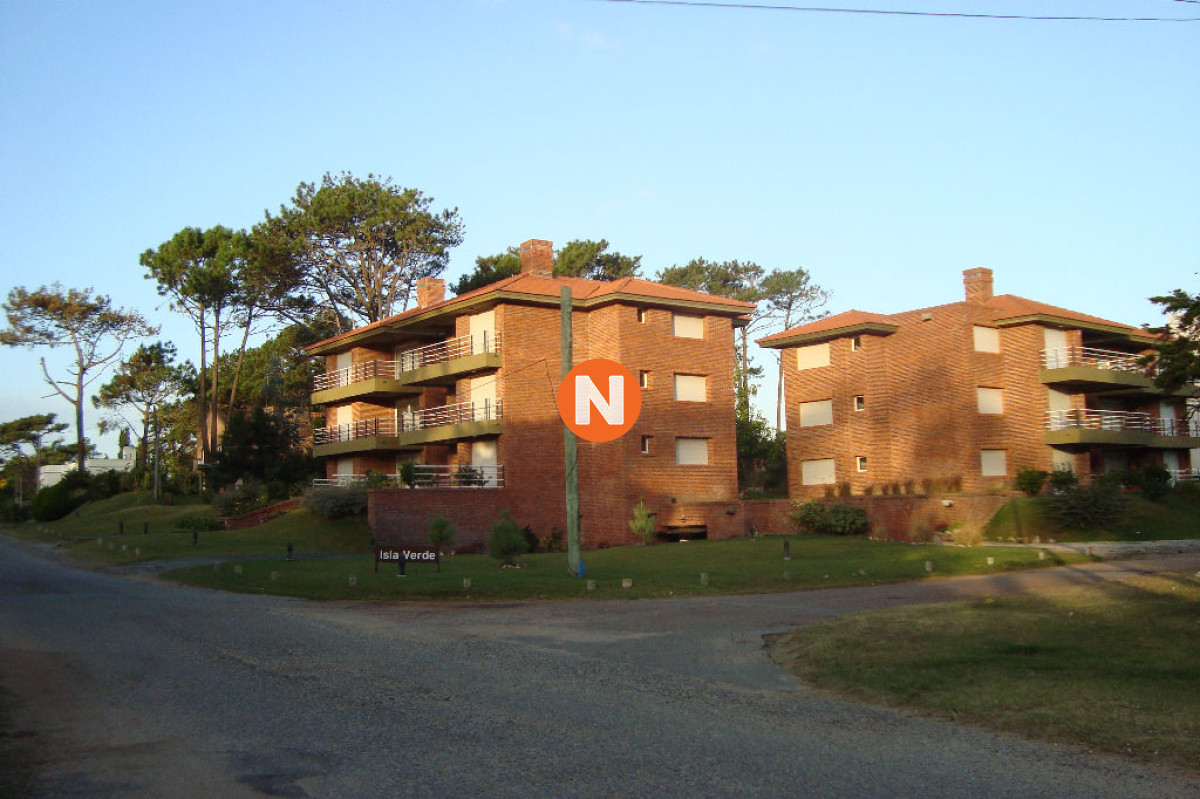 Apartamento Ref.220983 - A 2 cuadras del mar con 2 terrazas, parrillero propio, impecable