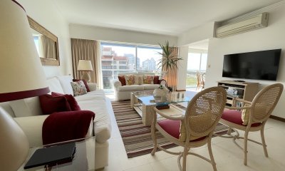 Gran apartamento, 3 suites, servicio, a pasos del mar, loza radiante