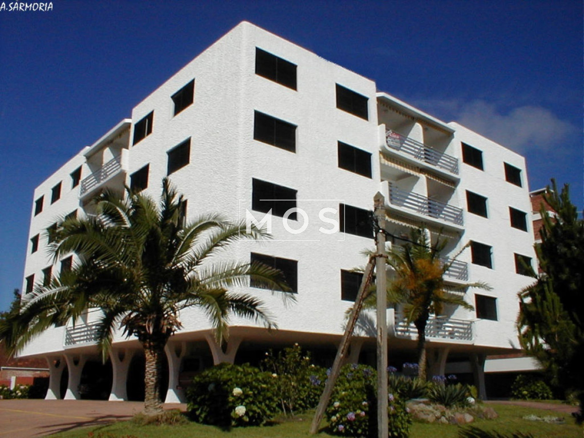 Apartamento ID.2982 - Playa Mansa frente al mar ,  comoda terraza