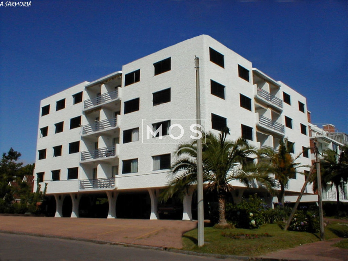 Apartamento ID.2982 - Playa Mansa frente al mar ,  comoda terraza