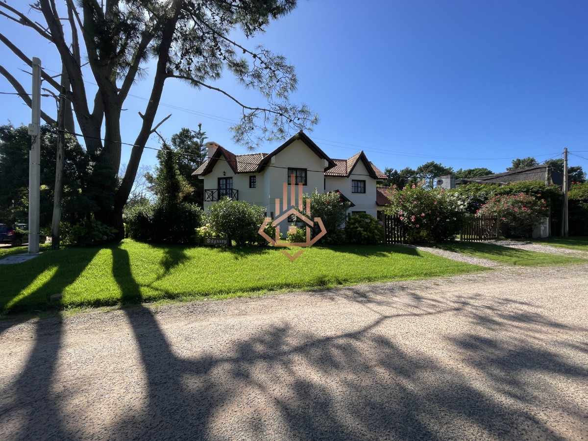 Hermoso jardin con parrillero y lugar para piscina. - LUX21099200C