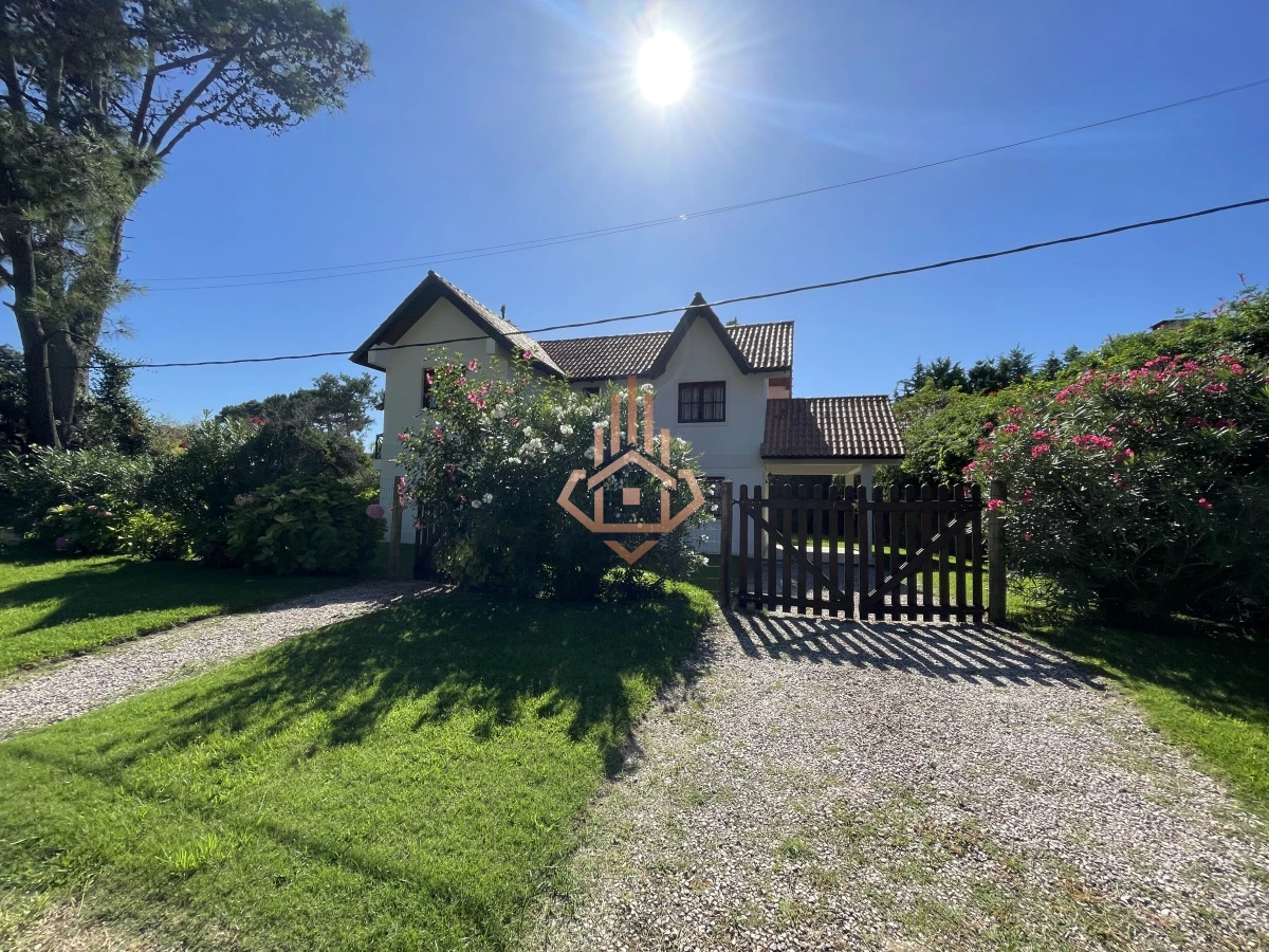 Hermoso jardin con parrillero y lugar para piscina. - Foto 2