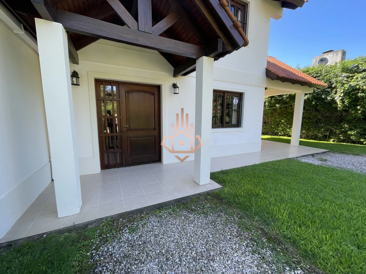 Hermoso jardin con parrillero y lugar para piscina. - Foto 5