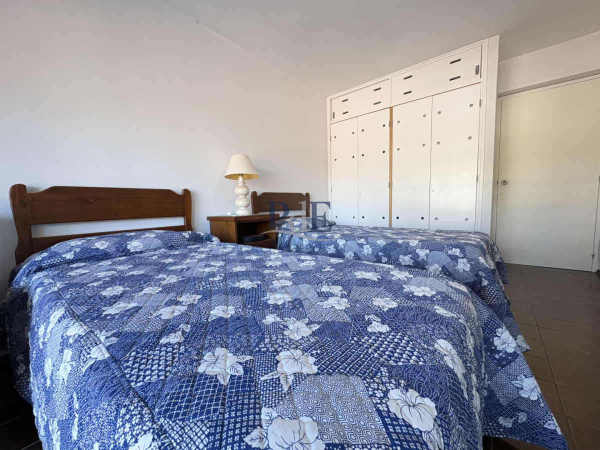 Ideal para vivir todo el año, 2 terrazas, estufa a leña, esquinero. - Imagen 9