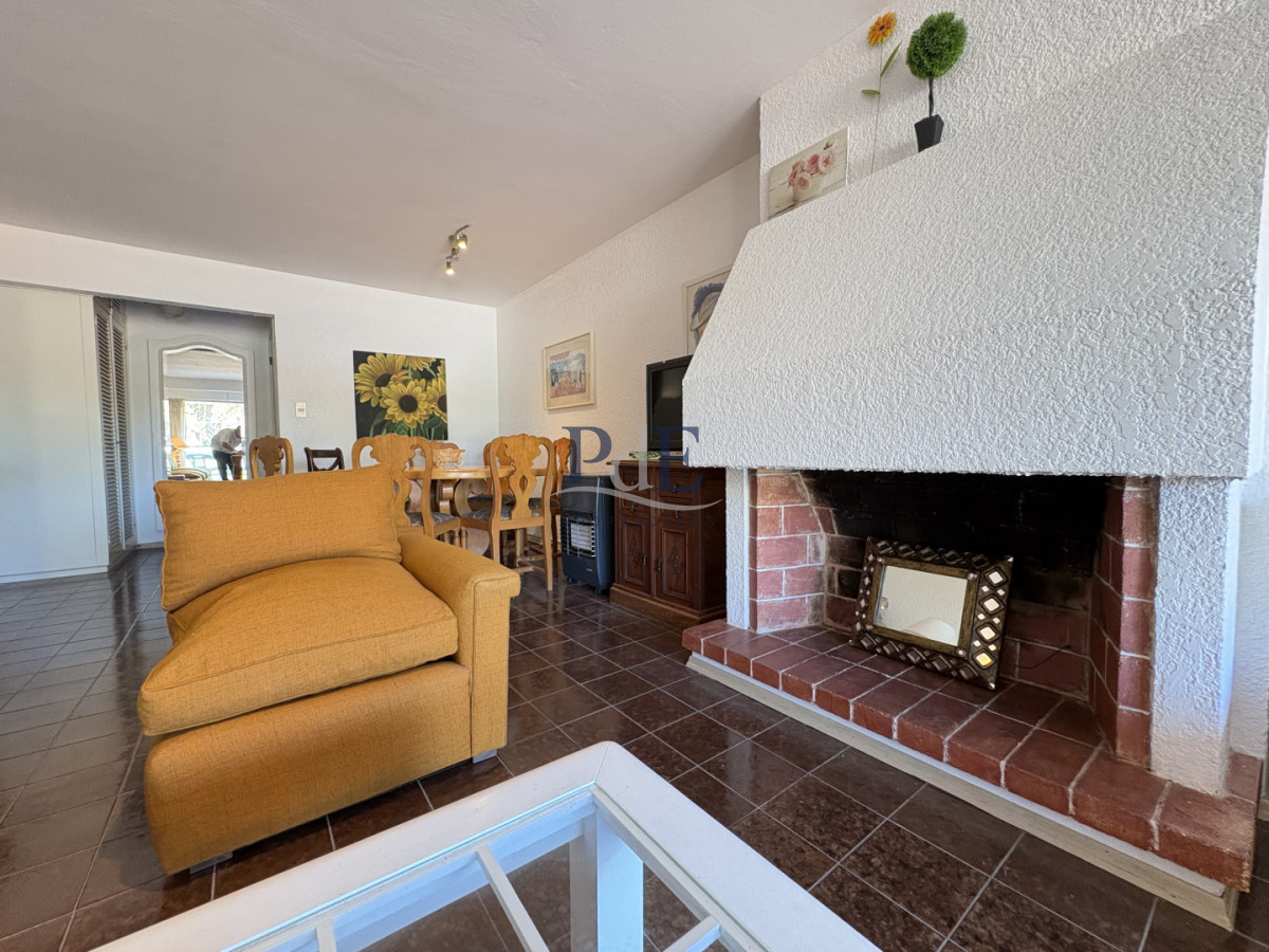 Ideal para vivir todo el año, 2 terrazas, estufa a leña, esquinero. - Imagen 4