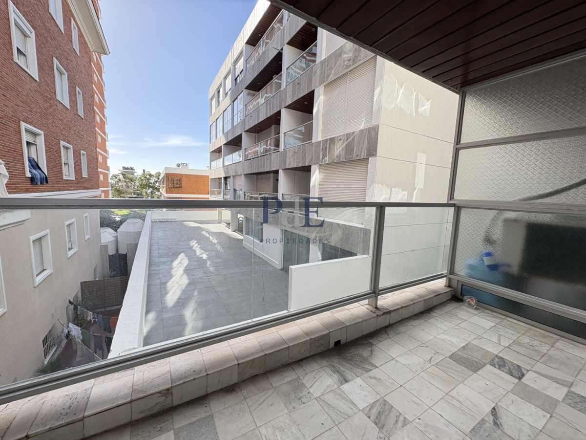 Ideal para vivir todo el año, 2 terrazas, estufa a leña, esquinero. - Imagen 12