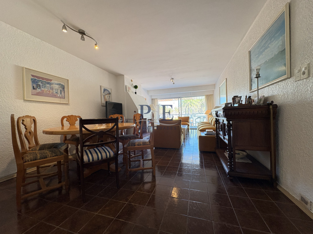 Ideal para vivir todo el año, 2 terrazas, estufa a leña, esquinero. - Imagen 7