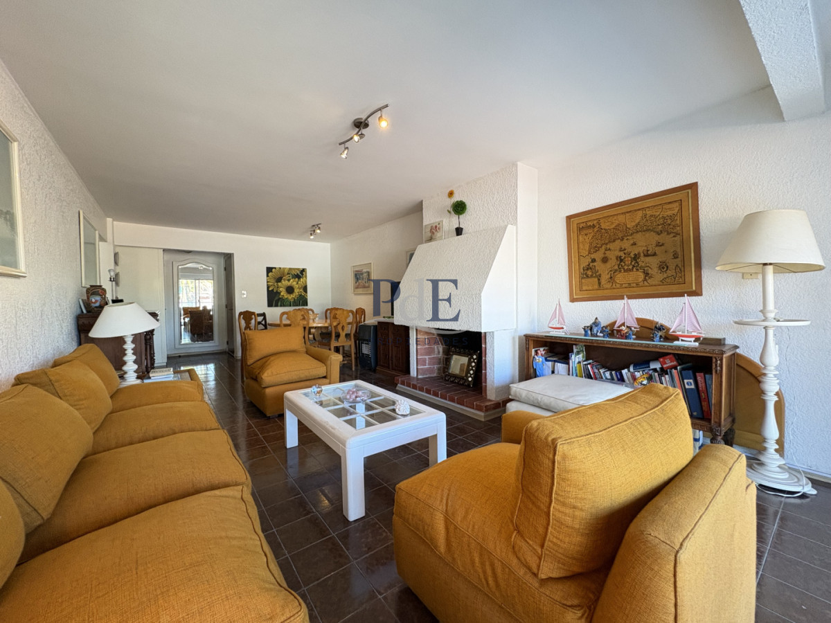 Ideal para vivir todo el año, 2 terrazas, estufa a leña, esquinero. - Imagen 2