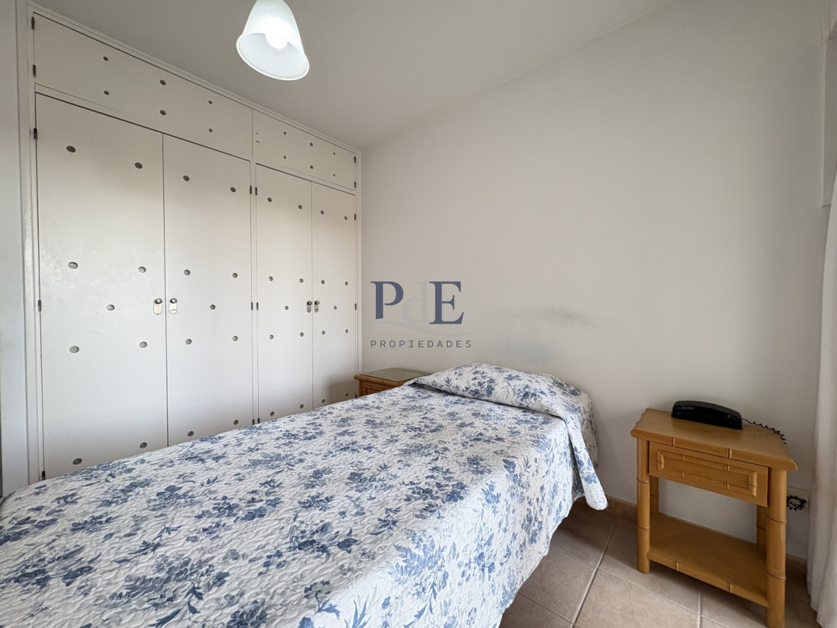 Ideal para vivir todo el año, 2 terrazas, estufa a leña, esquinero. - Imagen 15