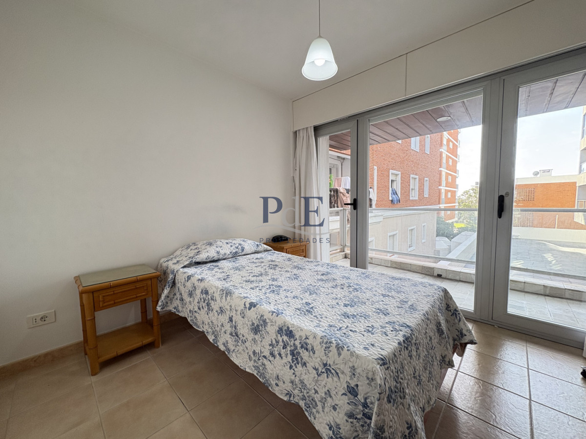 Ideal para vivir todo el año, 2 terrazas, estufa a leña, esquinero. - Imagen 14