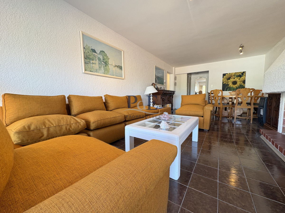 Ideal para vivir todo el año, 2 terrazas, estufa a leña, esquinero. - Imagen 3