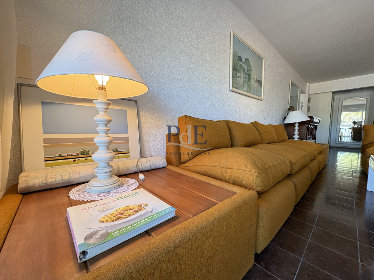 Ideal para vivir todo el año, 2 terrazas, estufa a leña, esquinero. - Imagen 1