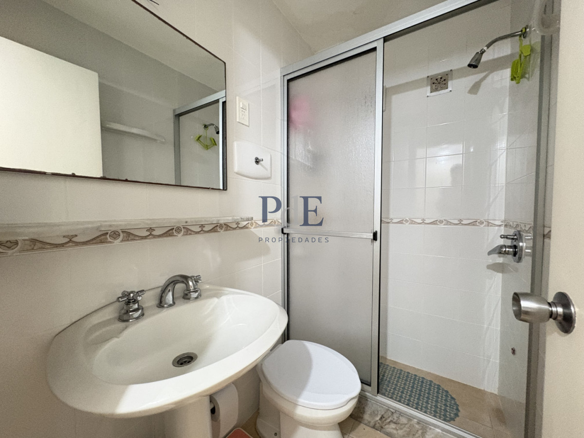 Ideal para vivir todo el año, 2 terrazas, estufa a leña, esquinero. - Imagen 16