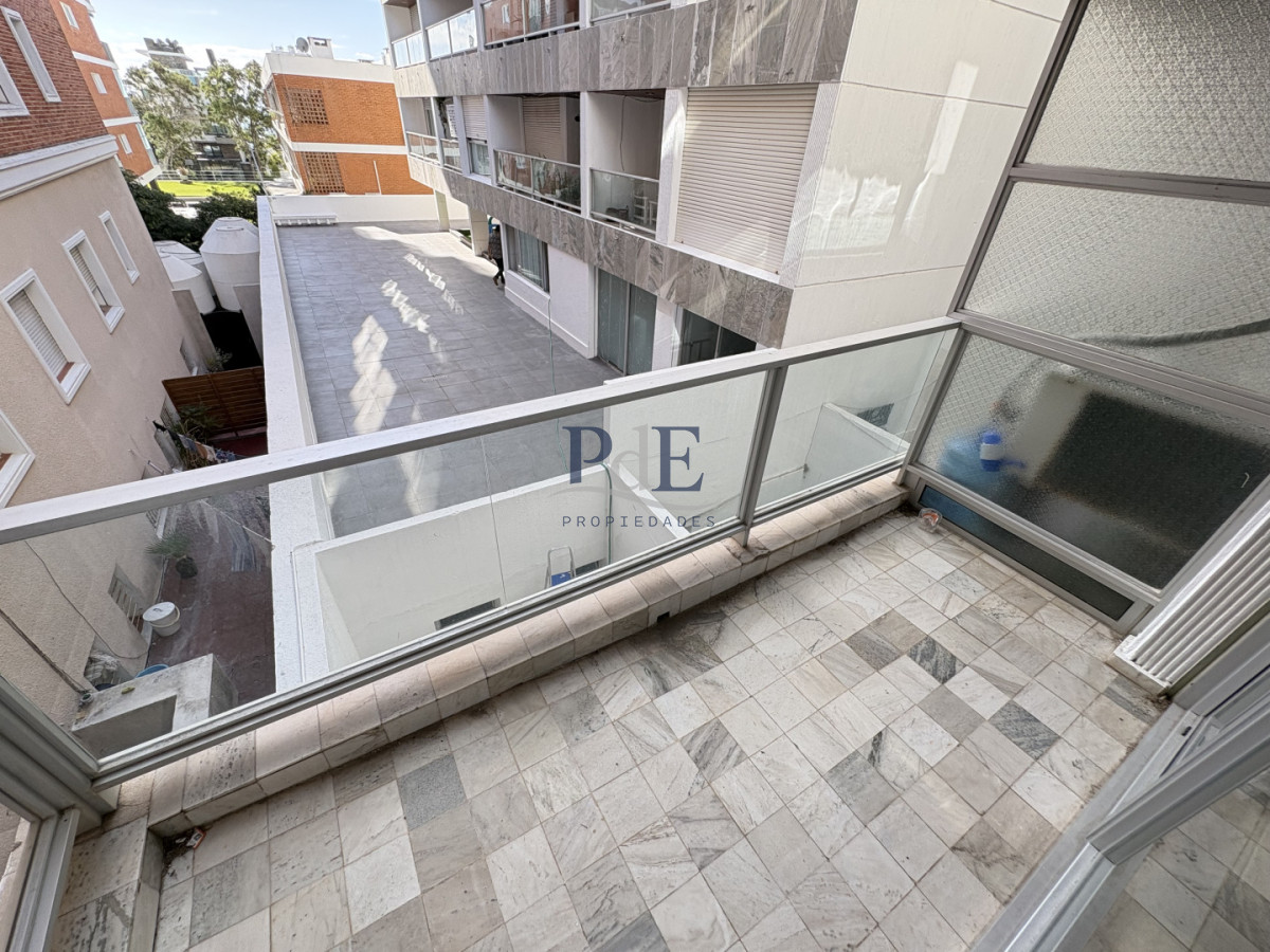 Ideal para vivir todo el año, 2 terrazas, estufa a leña, esquinero. - Imagen 13