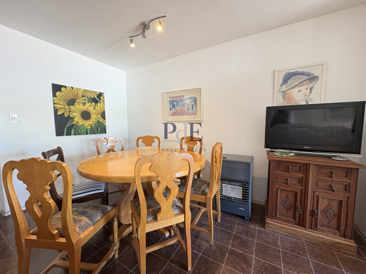 Ideal para vivir todo el año, 2 terrazas, estufa a leña, esquinero. - Imagen 6