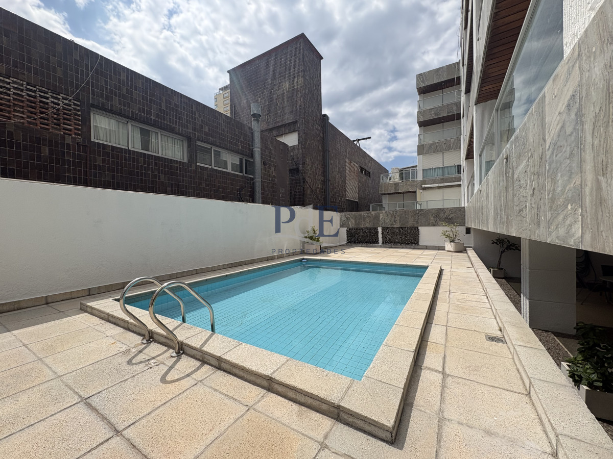 Ideal para vivir todo el año, 2 terrazas, estufa a leña, esquinero. - Imagen 25