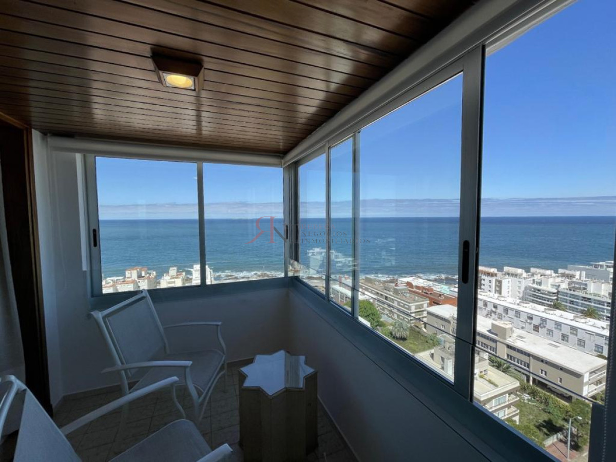 Terraza cerrada, a pocos metros del centro y del Puerto de Punta del Este - RNI2589A