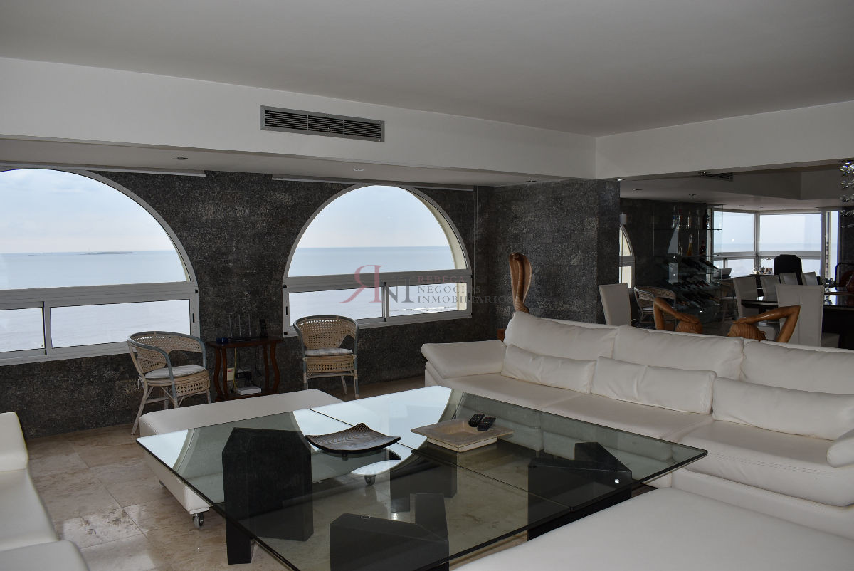 Piso alto, excelente vista a la Playa Brava  - RNI11261A