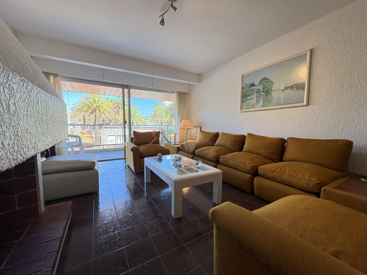 Ideal para vivir todo el año, 2 terrazas, estufa a leña, esquinero. - RNI4050A