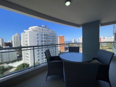 Amplia terraza con parrillero de uso exclusivo