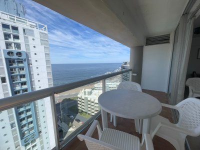 Terraza con vista a las 2 playas y algo al Puerto