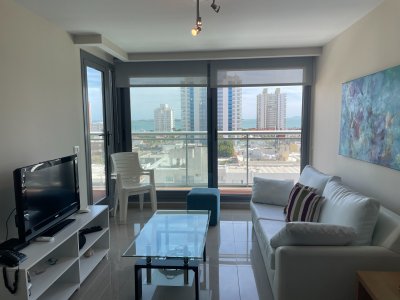 Piso alto, con terraza y vista a la Playa Mansa 